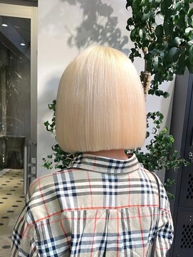 ヲタク(wotaku.) ホワイトブロンド抜きっぱなしブリーチトリプルカラーミニボブ