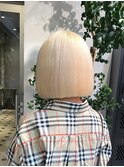 ホワイトブロンド抜きっぱなしブリーチトリプルカラーミニボブ