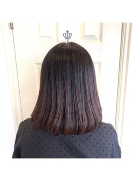 ヴィコロ(vicolo) しっとりまとまるミディアムボブ