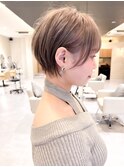 耳掛けショートボブ/襟足束感ショート/アッシュベージュ