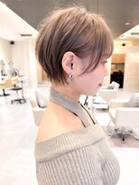 シシ 大宮(She 2.) 耳掛けショートボブ/襟足束感ショート/アッシュベージュ