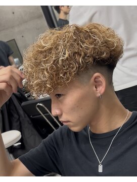 イーラ アメ村店(era) スペインカール　ツイストスパイラル眉カットメンズパーマ