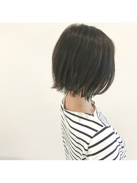 デフィー(DEFY) 外ハネのボブスタイル