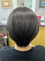 ヘアサロンアンドリラクゼーション マハナ(Hair salon&Relaxation mahana) 前下がりレイヤーのショートカット