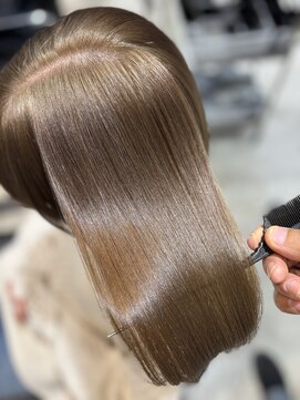 自然な艶感の柔らかストレートヘア