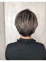 アンフィシュピトロワ(AnFye spi tlow) 【AnFye 】ツヤ髪のシルバー系ショート
