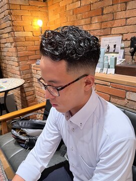 フォーコーナーズ(Four Corners) フェード/バーバー/パーマスタイル