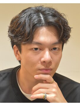 フリーク バーバーショップ 都島店(FREAK BARBER SHOP) 黒髪センターパートフェザーショート