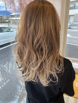 ホワイト(WHITE HAIR@NICOLA)&nbsp;グラデーションカラー×ベージュ