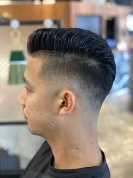 ビート バーバーショップ 大阪駅前第3ビル店(BEET BARBERSHOP) 0.3mmフェードカット。震災刈りスタイル