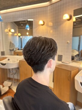 ゼロスバーバー(0's BARBER SHOP) ビジネス◎フェザーパーマで好印象センターパート