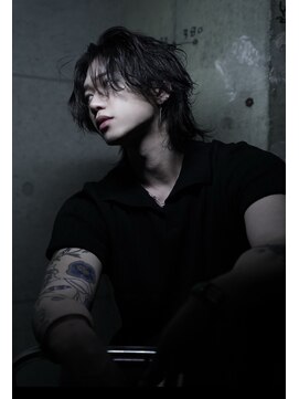 シン(syn) センターパートウルフパーマ