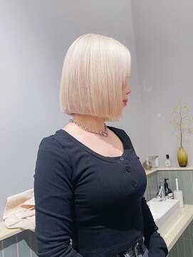 キオク(KIOX) ホワイトベージュ/切りっぱなしボブ