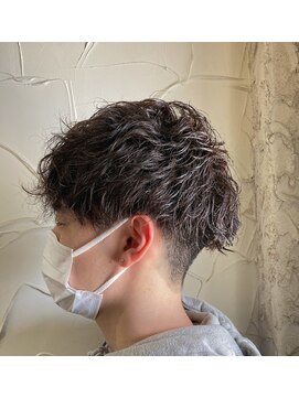ナディアバイカリス(Nadia by charis) メンズ|マッシュ|スパイラルパーマ|ツイストスパイラル|刈り上げ