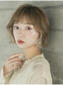 全体を明るいトーンでまとめた イヤリングカラーボブ