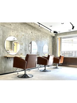 ナチュラルウッドの落ち着く癒し空間。マンツーマンでの丁寧な接客と空間を味わいながら上質時間を