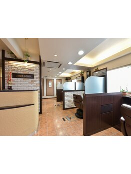 席間に間仕切りを用意しリラックスできる半個室のバーバーサロン◇周りを気にせず、ゆったりとした時間を…