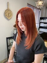 シー 岡崎(,SHE) ハグカットで魅せる顔周りの絶妙なニュアンスと小顔効果