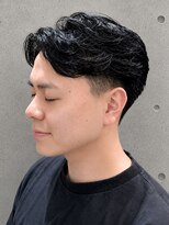 トゥルートラスト オムオム 甲府和戸(True Trust HOMME HOMME)&nbsp;メンズ ツーブロック センターパート 黒髪 メンズパーマ