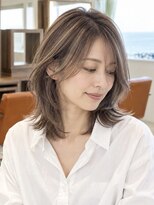 トリッカ 葉山(tricca) 白髪ぼかし/秋風に揺れる鎖骨レイヤーで柔らかな髪
