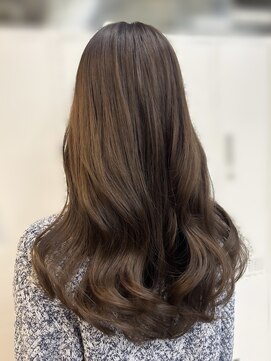 アリュウル 表参道 青山(Allure) 柔らかミントベージュ×重めウェーブヘア◎ 佐藤