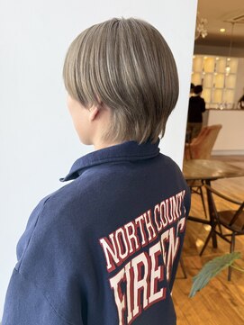 ルッツ(Lutz. hair design) 3/15 ミルクティベージュ ショート【千代田彩夏】