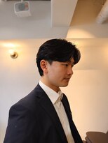 シーンバイラッド ヘルム(SCENE by RAD helm)&nbsp;ビジネスでも好印象なセンターパートツーブロックメンズカット