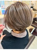 大人綺麗ハイライトアッシュベージュくびれボブ耳掛け透明感