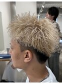 刈り上げブリーチベージュスパイキーショート