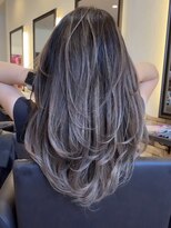 ゼウス(Zeus.)&nbsp;海外ヘアーハッシュカットレイヤーカットハイライトカラー