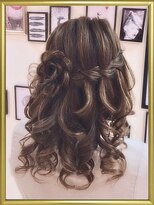 エヌ(N) 【お花アレンジ】花冠をつけたような“ハーフアップ”