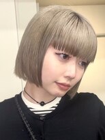 フイ(HUI)&nbsp;ハイトーンベージュブリーチカラーぱつっとボブ/natsuki 金山