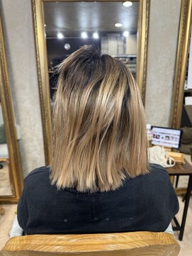 アンフィユヌキャトル(AnFye une Qatll) ブリーチ毛の方を高難易度縮毛矯正で艶髪に変身