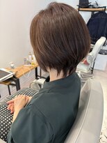 ピリ(pili)&nbsp;脱白髪染めカラー　×　前下がりショートスタイル