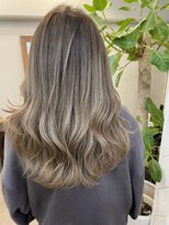 イリーブ(elieve)&nbsp;ハイトーンアッシュグレージュで大人可愛いヘアカラー