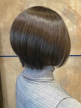 ルイス(LUYS) 大人女性にもおすすめ！前下がりショート【寺尾明子】