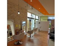 ラポールヘア 岡谷店の雰囲気（明るい日差しが差し込む店内☆）