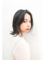 シカ(sica)&nbsp;クセ毛をいかしてラフなスタイリングで黒髪スタイル