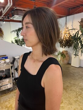 マド(Mado) アッシュベージュぱつっとくびれボブ