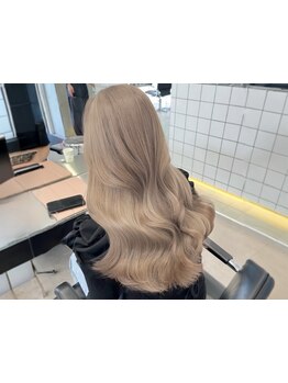 《ブリーチ施術には全てケアブリーチ使用》お客様のファッションに合うベージュカラーをcinqがプロデュース