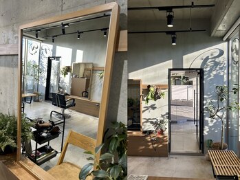 カルマ(carma)の写真/【二子玉川駅から3分◎】ほっと一息つけるような落ち着きのあるサロン空間で、理想スタイルを演出します。