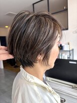 りら(Lilas)&nbsp;白髪ぼかしハイライトショートボブ