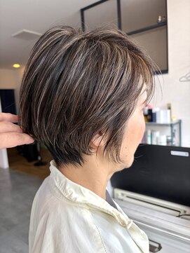 りら(Lilas) 白髪ぼかしハイライトショートボブ