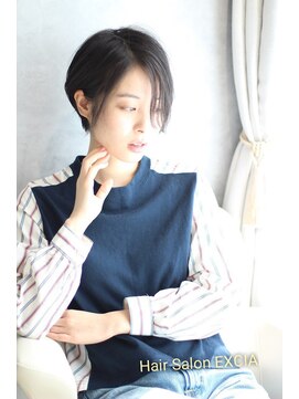 エクシア(EXCIA) つや感のあるショートヘア