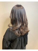 リリ(Liri material care salon by JAPAN) グレージュカラーのおしゃれなレイヤーミディアム