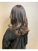 グレージュカラーのおしゃれなレイヤーミディアム
