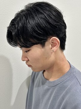 ヒュイル バイ ニアウ(Hwyl by Niau) センターパートメンズカット刈りすぎない刈り上げ曲がる縮毛矯正