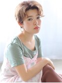 センターパートのジェンダーレスショートヘア