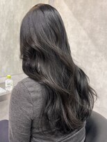 シティ(CITY)&nbsp;ダークグレージュカラー　レイヤースタイル　韓国ヘア