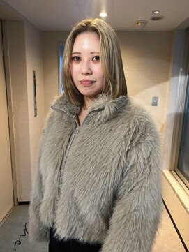 ユヌ(Une) ホワイトブロンドにプツッとボブ